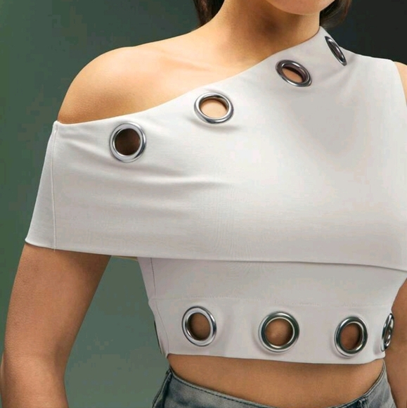 Fashion Asymmetrical Neck Eyelet Hardware Crop Top - Picture 2 of 4